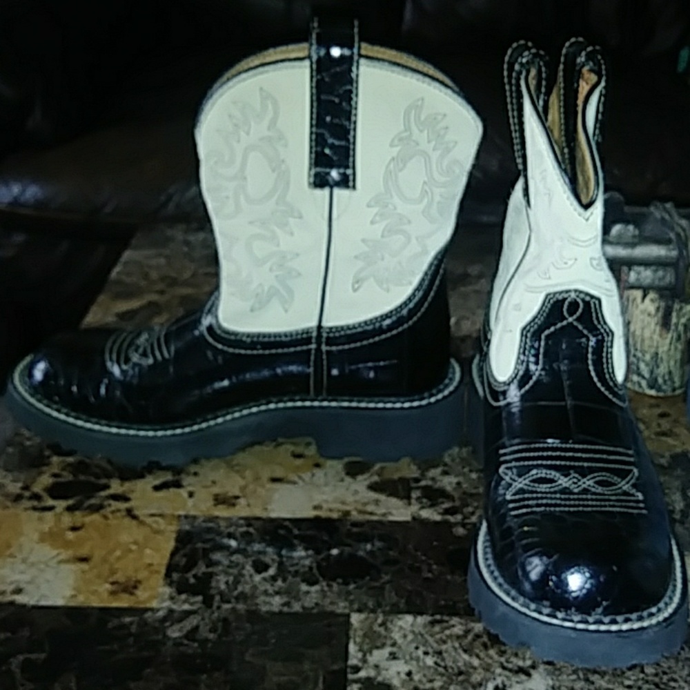 Women's Ariat FATBABY boots NWOT NEVER WORN